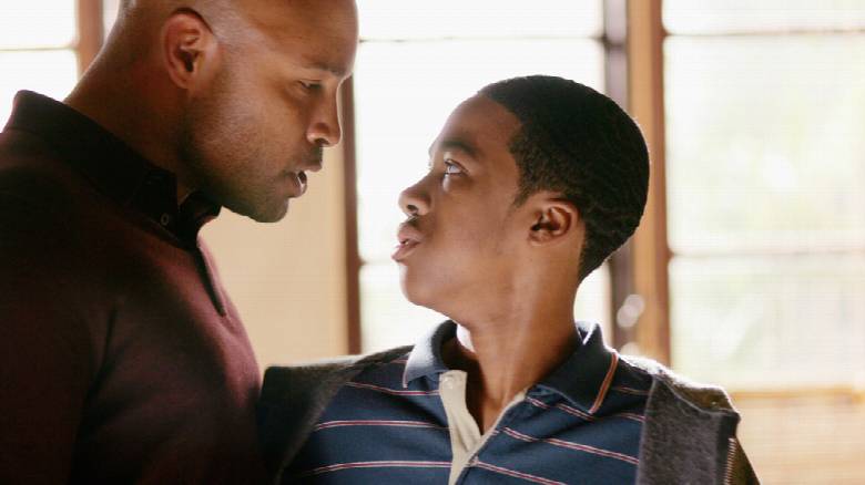 Keith grabs Durrell's arm in Six Feet Under