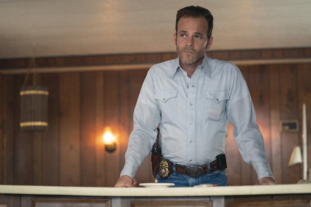 Roland stands at the police desk in True Detective S3E3