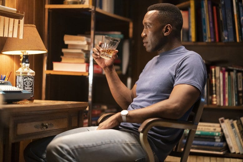 Wayne drinks alone in True Detective S3E3